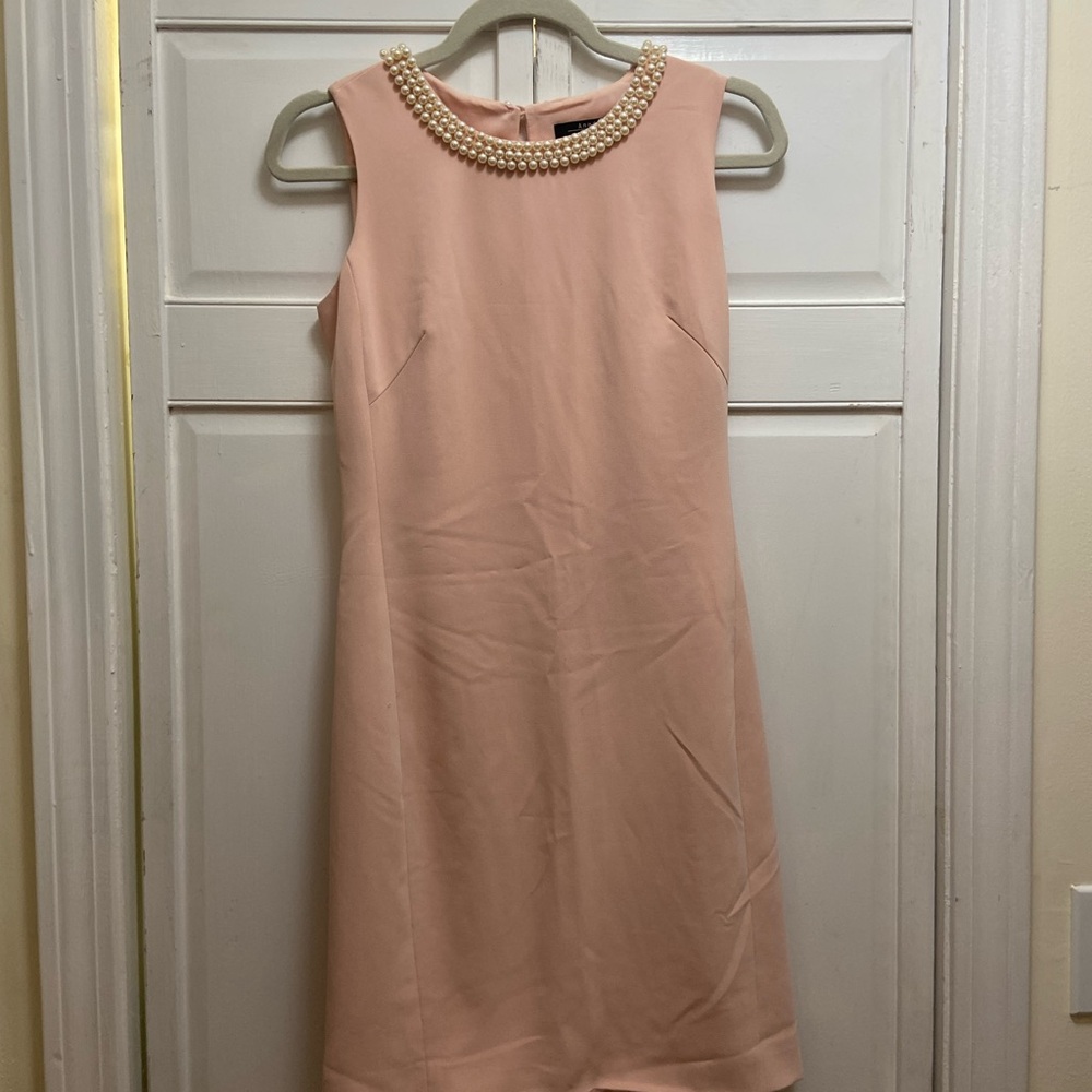 Chic Pink Sleeveless Dress with Pearl Collar